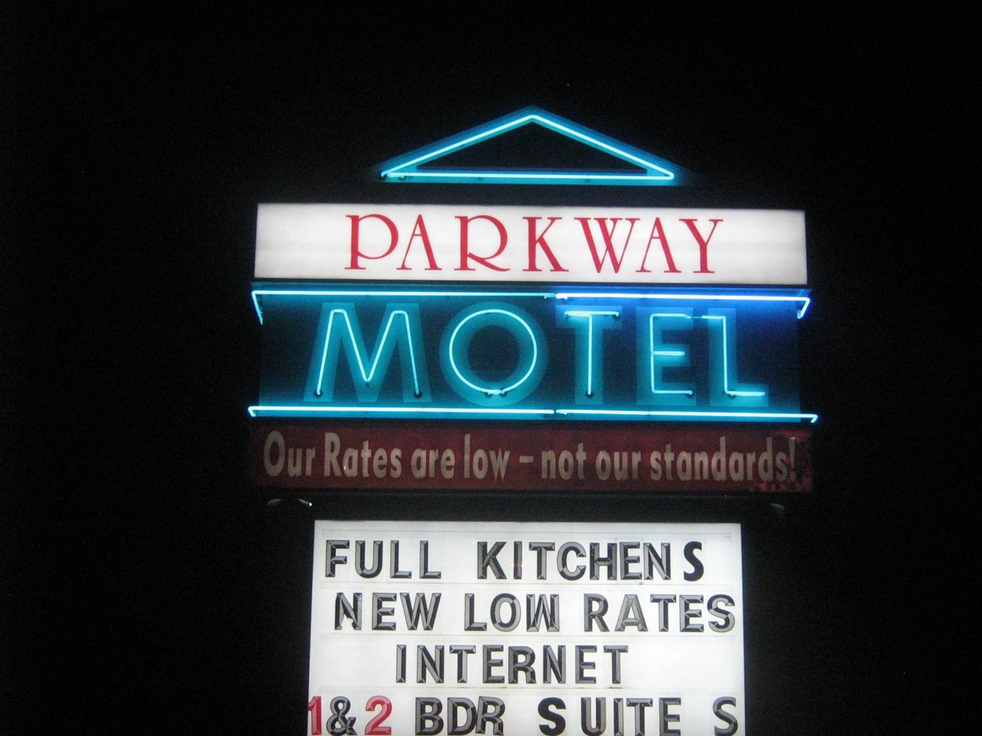 Parkway Motel & European Lodges 핀처크리크 외부 사진