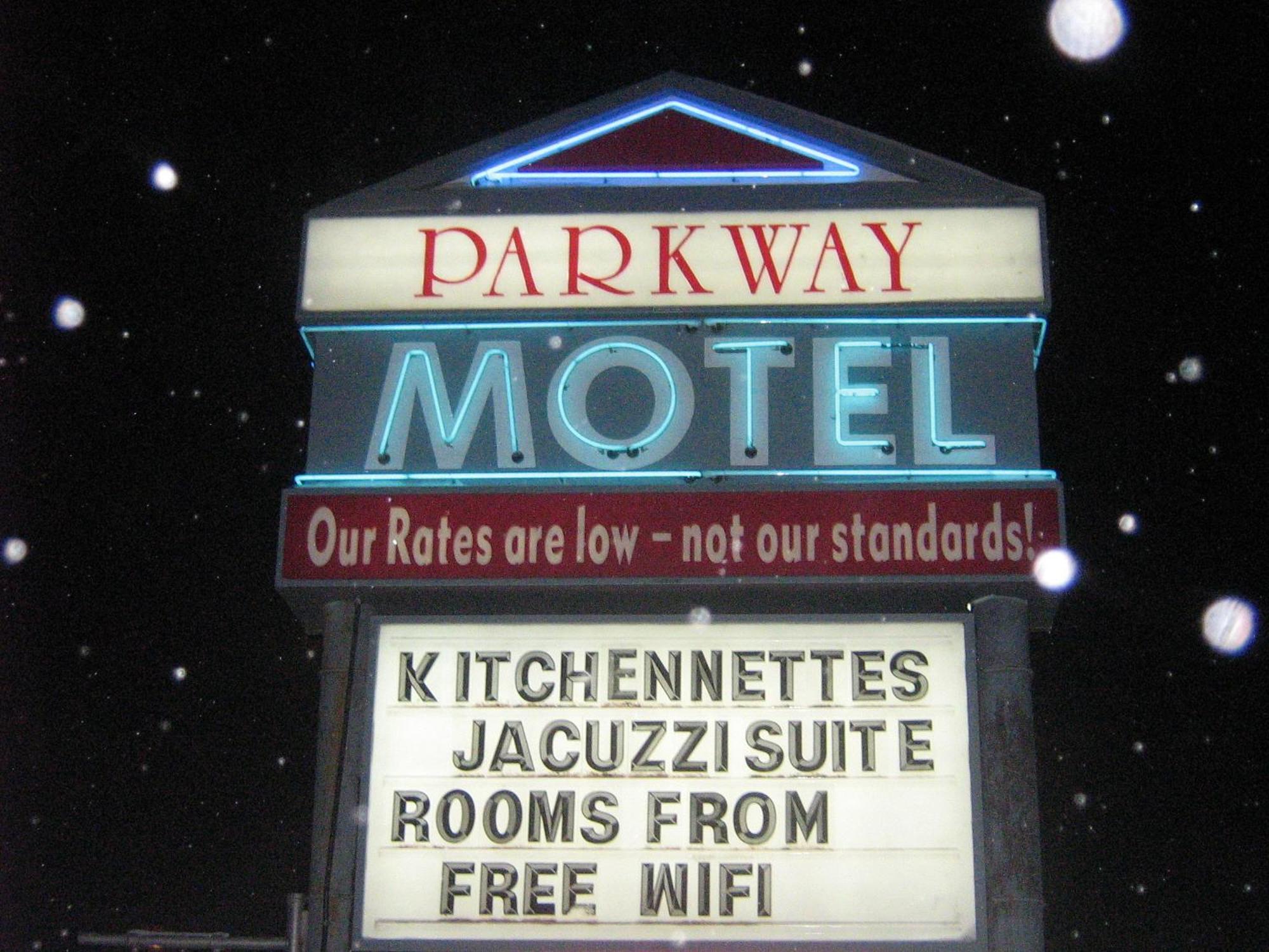 Parkway Motel & European Lodges 핀처크리크 외부 사진