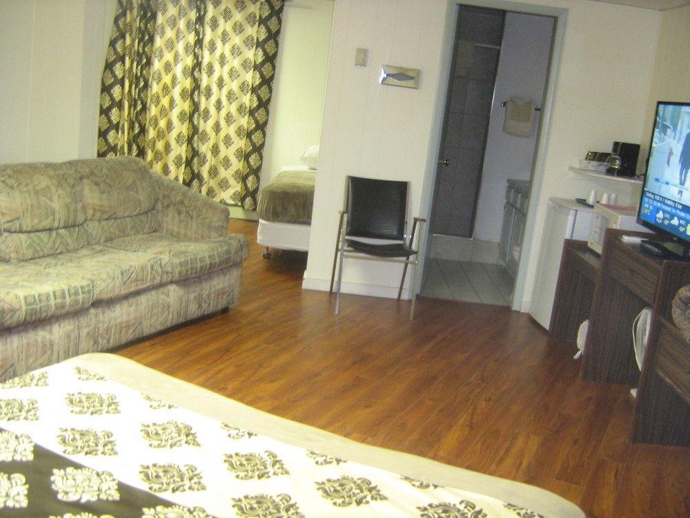 Parkway Motel & European Lodges 핀처크리크 외부 사진