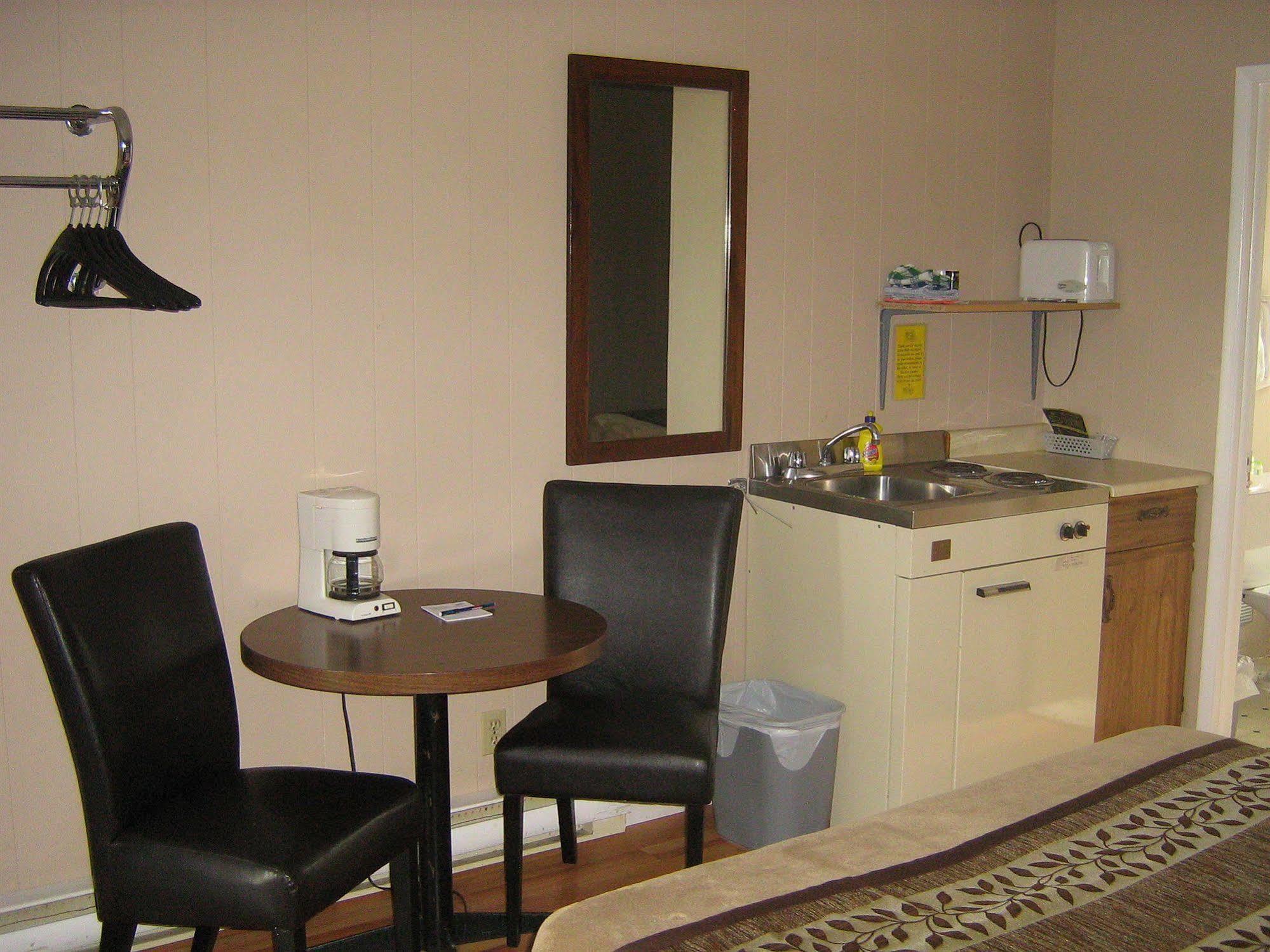 Parkway Motel & European Lodges 핀처크리크 외부 사진